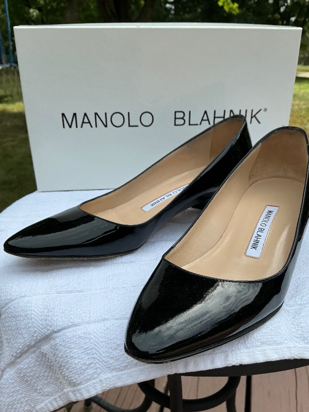 Manolo Blahnik black patent leather pointed toe low heel pumps size 35